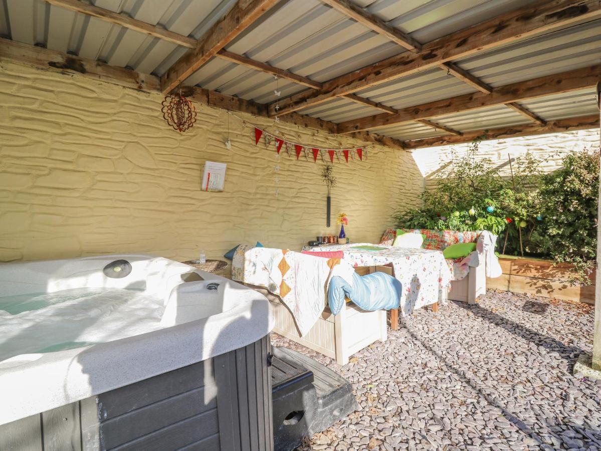 Yr Hen Llaethdy Villa Troedyraur Exterior photo