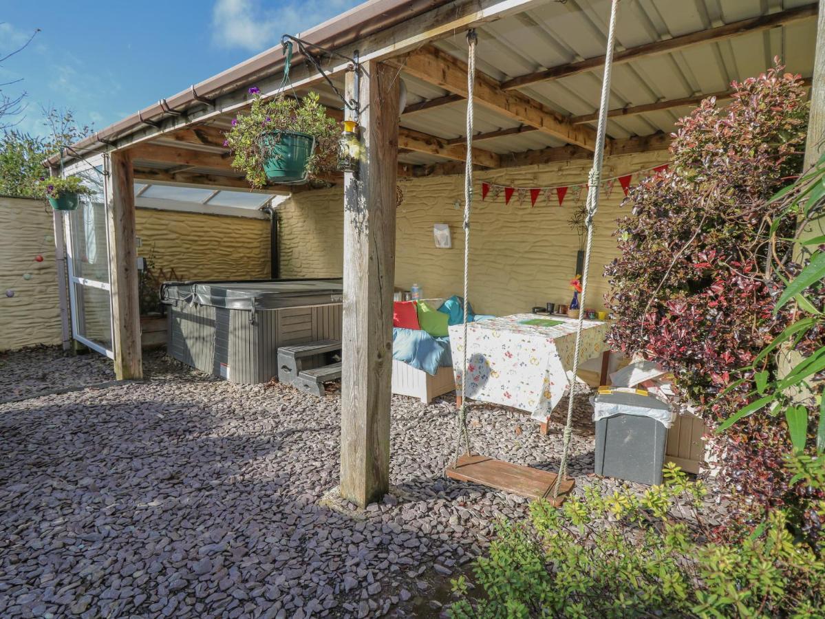 Yr Hen Llaethdy Villa Troedyraur Exterior photo