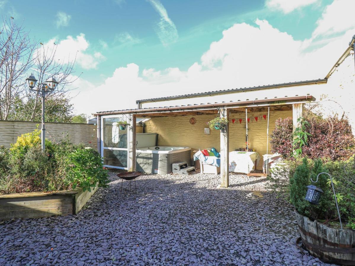 Yr Hen Llaethdy Villa Troedyraur Exterior photo
